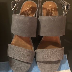 Toms “ Poppy” Suede/Linen shoes
